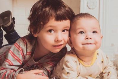 Trzyletnie dziecko pręży się i napina – co to może oznaczać?