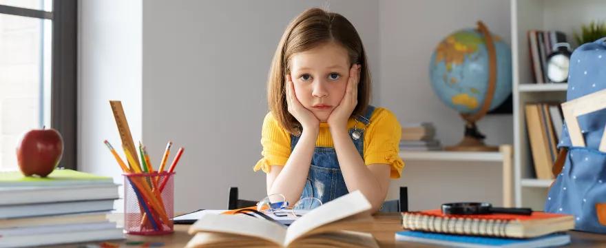 Pierwszoklasista: gdzie ustawić biurko w pokoju dziecka?