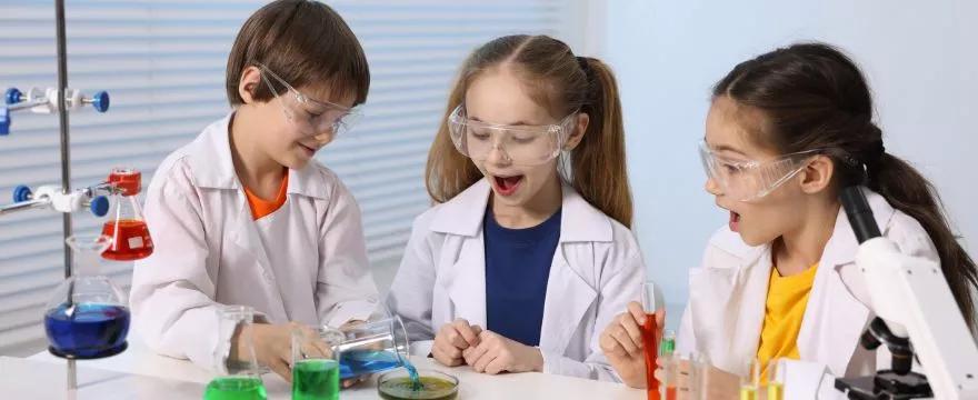 Domowe eksperymenty dla dzieci. 6 ciekawych pomysłów