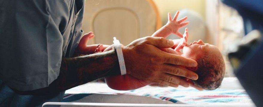 Przez cesarskie cięcie urodziła się w Zgierzu dziewczynka, której mama zakażona jest koronawirusem 