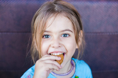 Zadławienie u dzieci. Jak krok po kroku pomóc dziecku odkrztusić jedzenie?