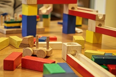 Zabawki drewniane – ponadczasowy sposób na zabawę, która rozwija!