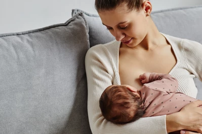Karmisz piersią? Położna odpowiada na 5 pytań, które najczęściej słyszy od mam