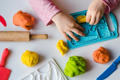 Play-Doh dla 2–3 lat: jak sprawdzić bezpieczeństwo i uniknąć zbyt małych części?