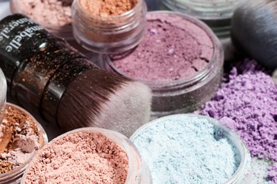 Kosmetyki mineralne – makijaż, który upiększa i leczy