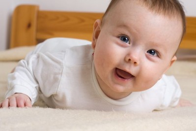 Kiedy i jak często przewijać niemowlę, by czuło się komfortowo? ZOBACZ FILM!