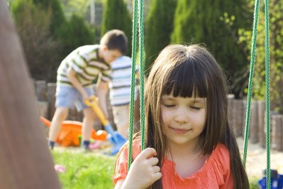 Wiosenne porządki w ogrodzie - dziecko pomaga!