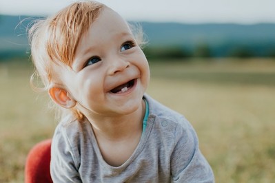 Kiedy dziecku rosną zęby? Harmonogram ZĄBKOWANIA