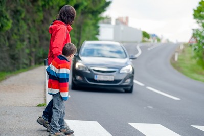 Obowiązek noszenia odblasków przez pieszych – kiedy musisz mieć odblask?