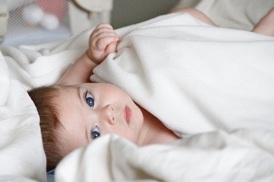 Kąpiel niemowlaka: jak zorganizować miejsce do kąpieli w pokoju dziecka?