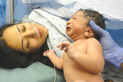 Pierwsze chwile po porodzie – jak się na nie przygotować?