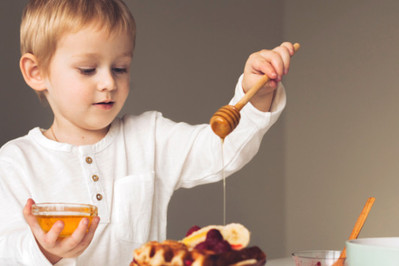 Czy dzieci mogą jeść miód? Nie podawaj go zbyt wcześnie!