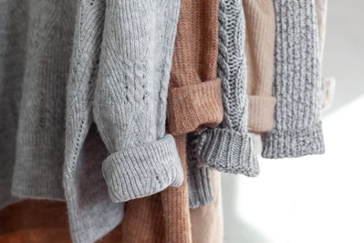 Jak nosić sweter do spódnicy plisowanej? Modne inspiracje