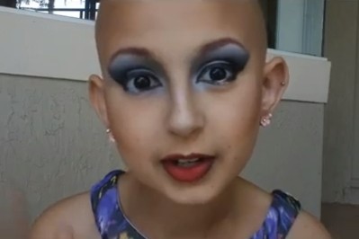 12-latka walczy z rakiem ucząc makijażu