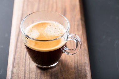 Latte macchiato i americano – sprawdź, jak ugościć bliskich