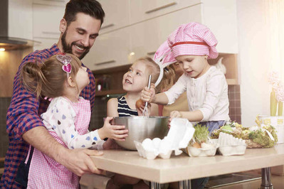 Jak zaangażować rodzinę do pomocy przed Wielkanocą? Zaproś ją do kuchni!