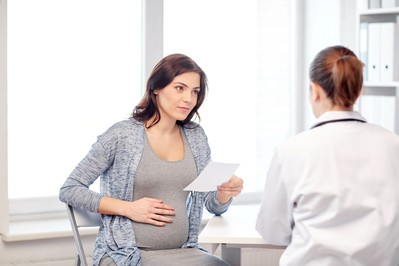 Pierwsza w ciąży wizyta u lekarza – co powinnaś wiedzieć?
