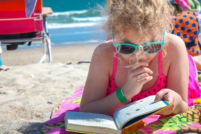 PSYCHOLOG: W jakim wieku dziecko może samo jechać na wakacje i jak je do tego przygotować? WYJAŚNIAMY