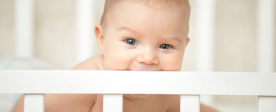 Łóżeczko dla niemowlaka – co (nie) powinno się w nim znaleźć?
