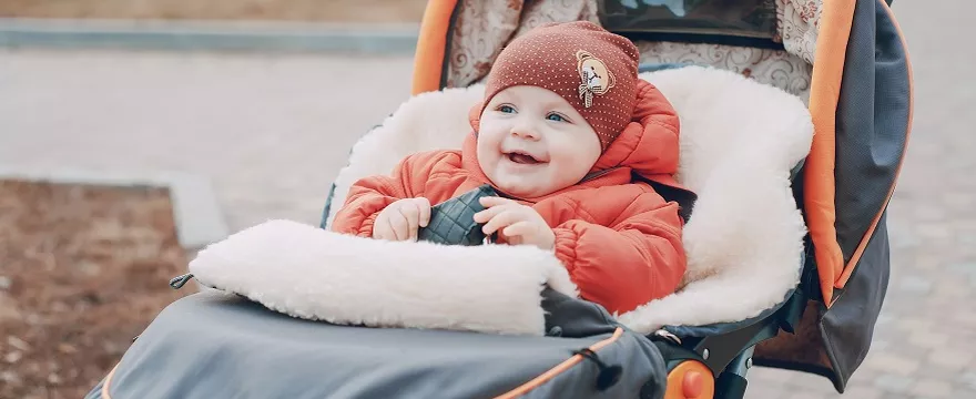 Spacer z dzieckiem na mrozie: jak ubrać niemowlaka do wózka?