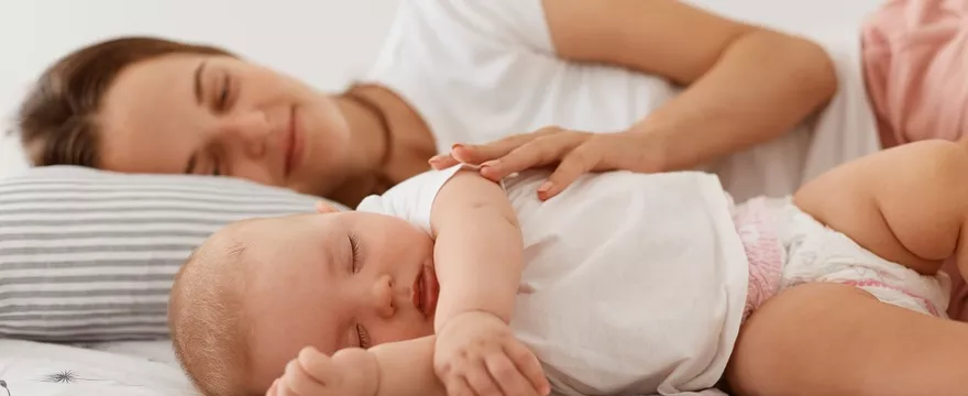 Ile śpi dwumiesięczne dziecko? Standardy dobrego snu niemowlęcia