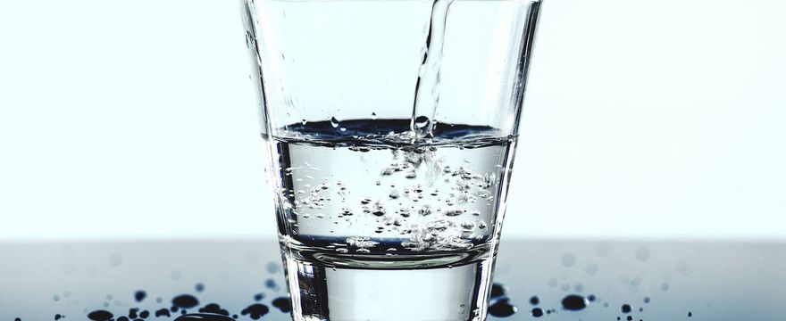 Woda gazowana dla dziecka – czy maluch może ją pić?