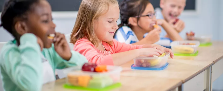 Dlaczego dziecko nie chce jeść w przedszkolu lub żłobku? Poznaj sposoby na niejadka