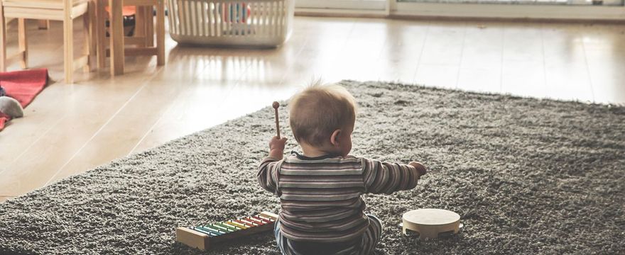 Zabawy sensoryczne z niemowlakiem: 10 super zabaw edukacyjnych
