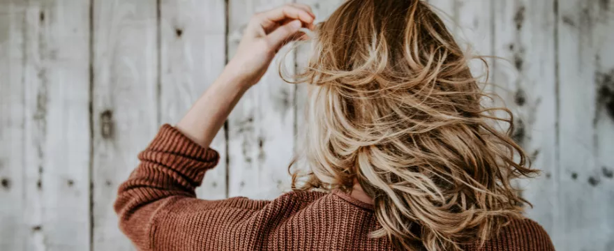 Ratunek dla suchych włosów – sprawdzone sposoby na blask i sprężystość