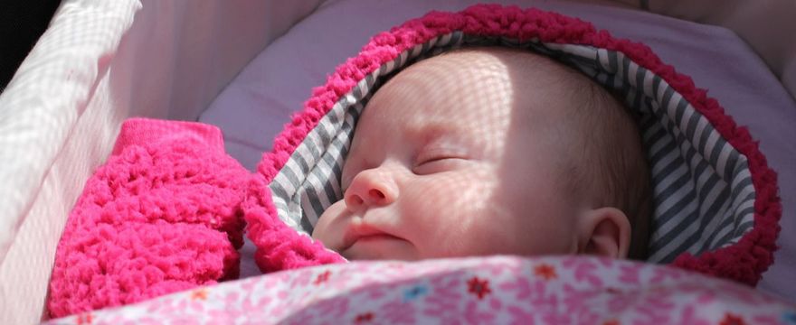 Hartowała niemowlę nocując z nim na balkonie! Czy to bezpieczne?