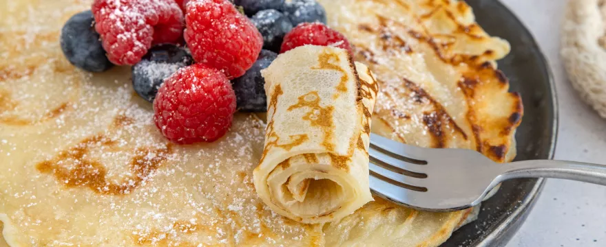 Naleśniki dla niemowlaka – od kiedy? Z czym? Z mlekiem czy bez mleka?