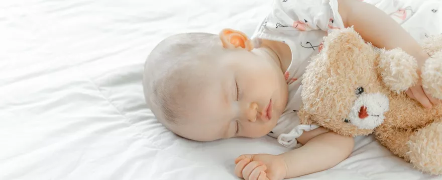 Spocona główka dziecka podczas zasypiania – jakie mogą być przyczyny?