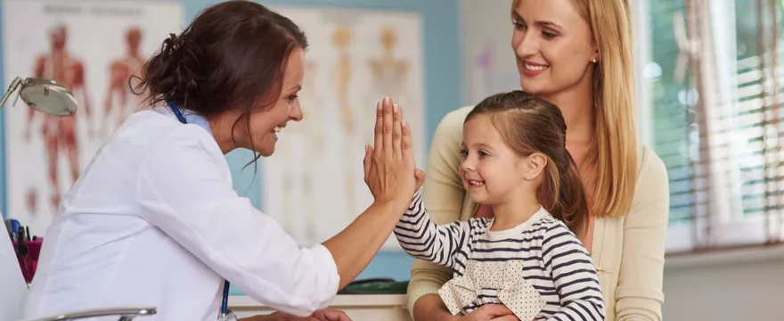 Dziecko boi się lekarza? Jak oswoić lęk przed wizytą, szczepieniem i dentystą