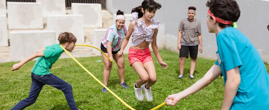 Podwórkowe zabawy  -  zdrowy relaks zamiast telewizji i komputera
