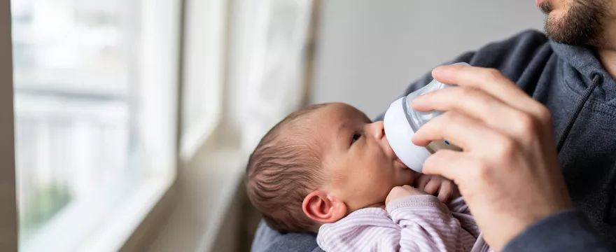 Karmienie noworodka - zobacz jak wybierać butelki do karmienia