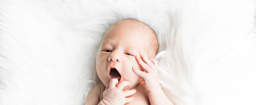 Usypianie niemowląt: tresura czy wsłuchanie w potrzeby dziecka?