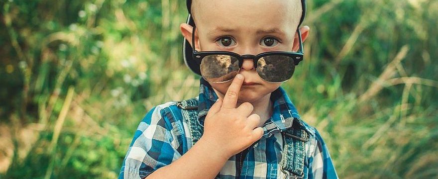 Okulary przeciwsłoneczne dla dziecka – nie kupuj z bazaru!