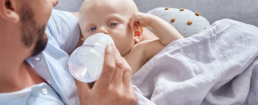Najlepsza butelka dla niemowlaka karmionego piersią - na co zwrócić uwagę?