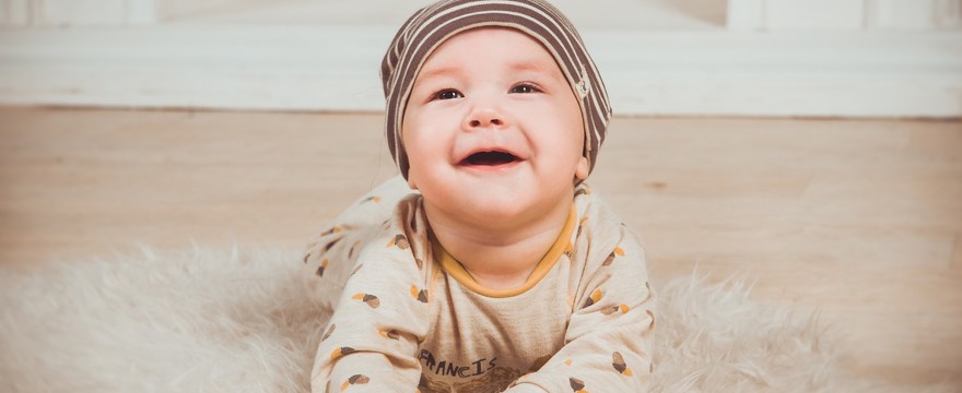 Ząbkowanie niemowlaka - objawy i sposoby na ból dziąseł u dziecka