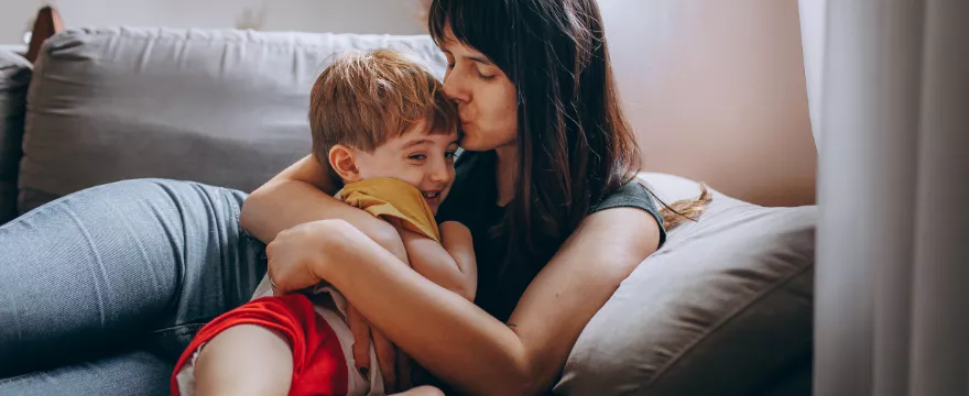 Mama i syn – jak nie wpaść w pułapkę „zastępowania ojca"? Równowaga między bliskością a nadodpowiedzialnością dziecka