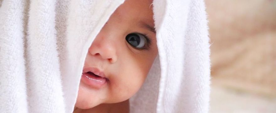 Jak pielęgnować suchą skórę dziecka? Poznaj 3 sprawdzone sposoby rodziców