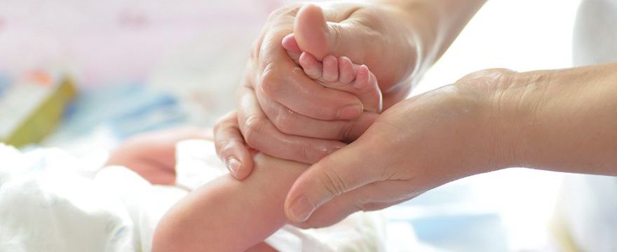 Jak pielęgnować noworodka zaraz po urodzeniu i w domu? 
