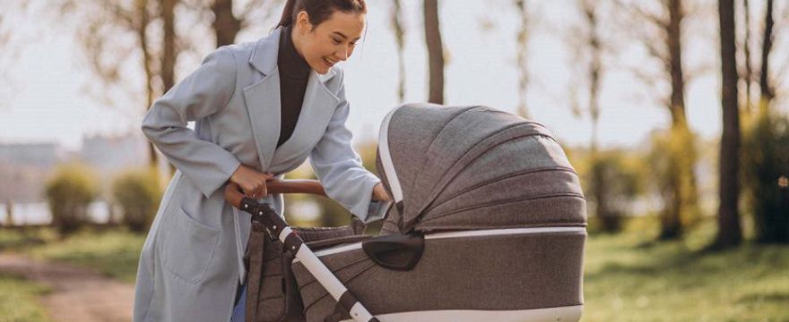 Spacerowy niezbędnik niemowlaka: jak kompaktowo spakować się na spacer z dzieckiem?