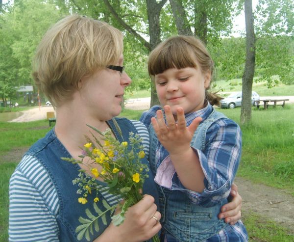 Alusia z mamusią i kwiatkami łąkowymi.
