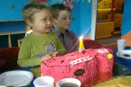 4 urodzinki:) Tort w kształcie wozu strażackiego:)