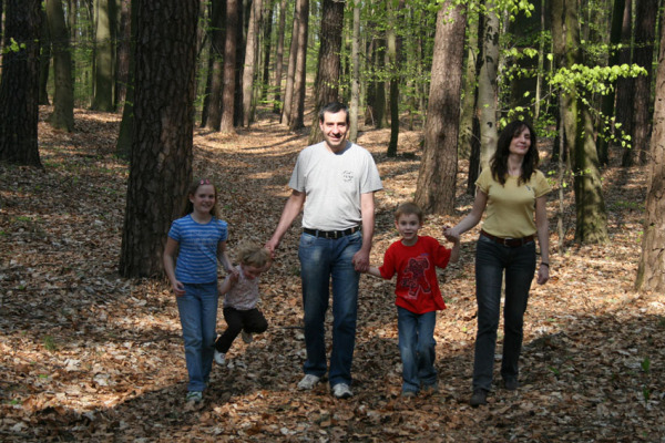 Rodzinny spacer po wiosennym lesie