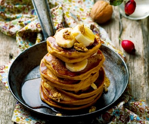 Pancake z maślanki z sosem karmelowym i owocami 